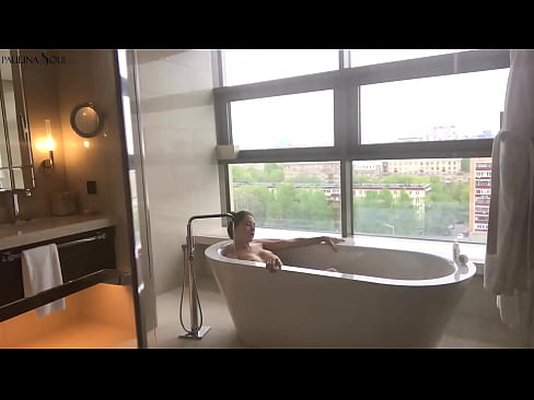 ❤️ Geweldige babe wat passievol haar poesie in die badkamer afruk ️❌ Fok by ons ☑
